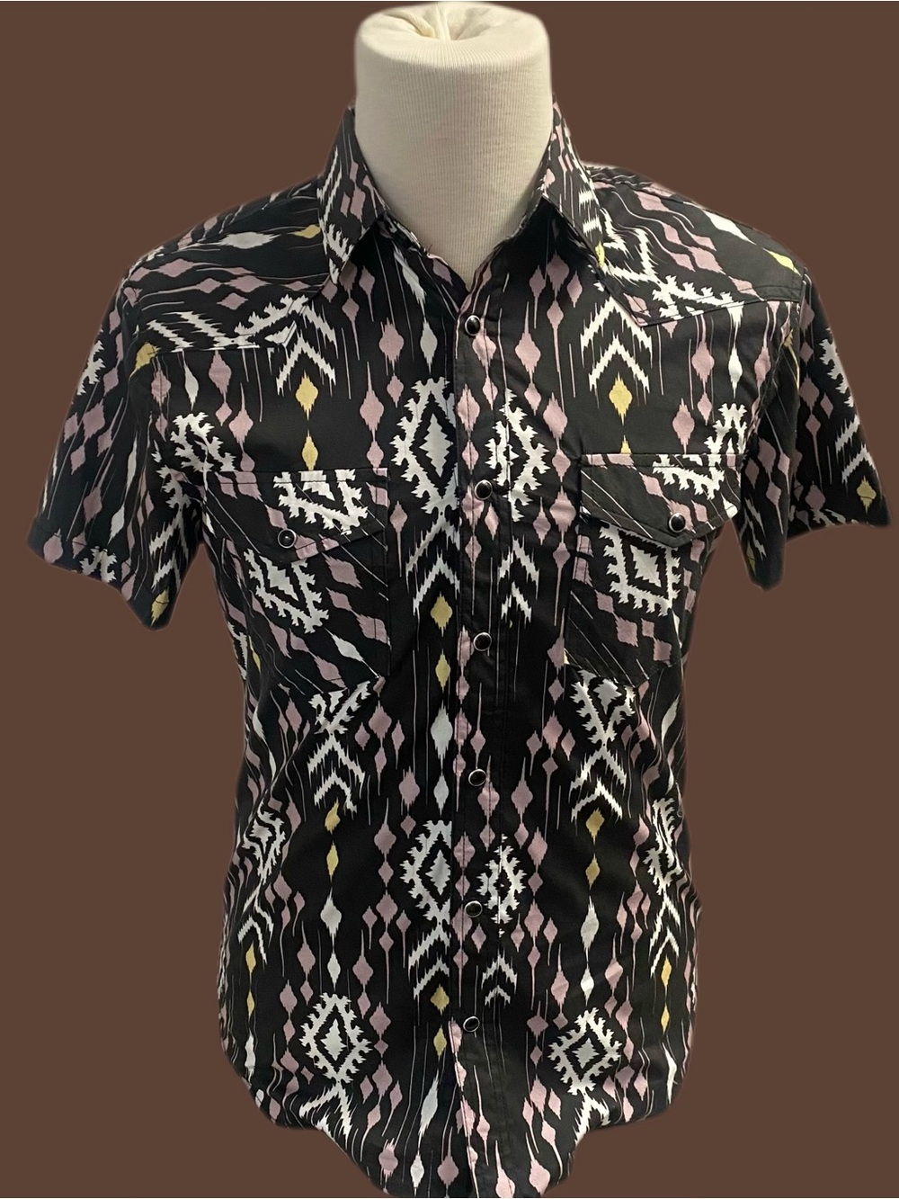 Lamasini Black Geometric Short-Sleeve Dress Shirt with Pink & White Pattern